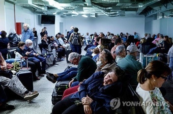 스페인·포르투갈 대규모 정전에 '비상사태'...관광객들 '대혼란'