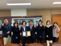 정윤경 경기도의회 부의장, 당정초교 다목적실서 감사패 수상