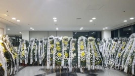 [뉴투 화보] 故 김주혁 빈소 입구를 가득 메운 조화 (1)