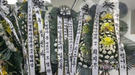 [뉴투 화보] 故 김주혁 빈소 입구를 가득 메운 조화 (2)