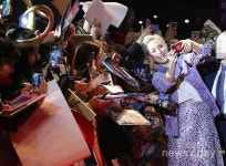 [뉴투포토] ‘인피니티 워’ 폼 클레멘티아프 한국팬과 셀카타임