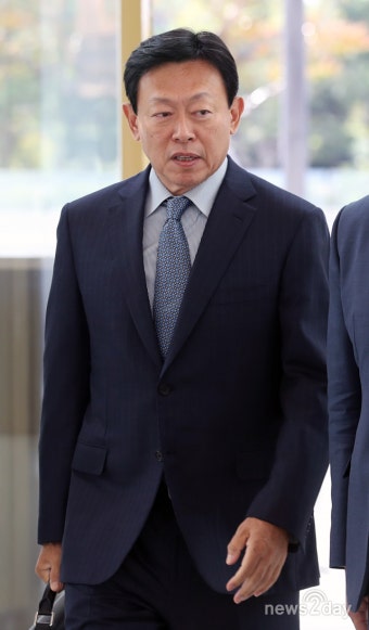 [뉴투포토] 신동빈 롯데 회장, 석방 후 첫 출근