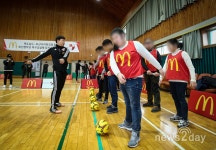 [뉴스투데이 E] 맥도날드, 부산맹학교서 ‘축구교실’열고 ‘햄버거’ 지원