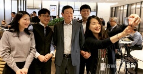 [뉴투포토] 신동빈 롯데 회장, 구내식당서 직원들과 ‘찰칵~’
