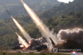 북한, 신형 대구경조종방사포 시험사격 보도…합참 발표와 달라