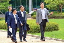 삼성전자, 경영환경 악화에도 정규직 늘리고 연구개발 확대