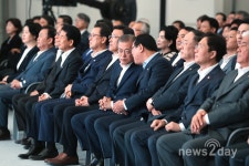 현대모비스 친환경차 부품공장 기공식…문 대통령 일자리창출 격려