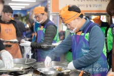 [뉴스투데이 E] 풀무원, ‘밥퍼’ 무료 급식 봉사 “따뜻한 한 끼 하세요”