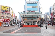 [뉴투포토] ‘코로나19’ 여파로 한산한 대구 동성로 메인 거리