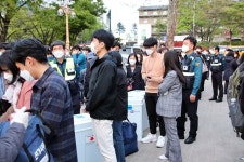 [뉴투포토] 만촌 롤러스케이트장으로 옮겨지는 4·15 투표함