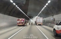 대구~포항고속도로 임고4터널서 5t 화물차 화재…운전자 경상