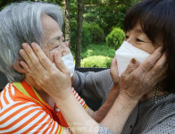 칠곡군,양로원 대면 면회...“엄마 울지마” 눈물 바다