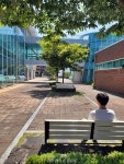 군위군, 삼국유사면사무소에 ‘나무아래벤치’ 설치 완료