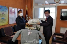 김동윤 유진상회 대표, 의성 옥산중에 ‘겨울 패딩’ 전달