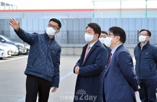권영진 대구시장, 엘앤에프 찾아…“기술개발 등 지원”