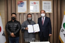 상주시, 정희대 씨에 ‘상주옹기장’ 보유자 인정서 전달