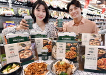 [신상NEWS] 홈플러스-오비 ‘한식 밀키트’‧롯데푸드 ‘쉐푸드 블렌딩 카레’…한 끼 뚝딱 완성