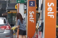 여당까지 주유소 카드 수수료 인하 압박…카드업계 난색