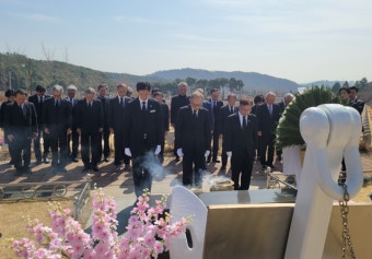 이명박 전 대통령, 사면 후 첫 공식일정으로 천안함 희생장병 묘역 참배