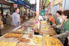 25일 통복시장 시작으로 추석 명절 맞이 전통시장 상인 격려하는 정장선 평택시장
