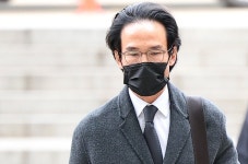 한국앤컴퍼니 조현범 회장 배임수재 혐의 재판부, 우암건설에 계약금액보다 20% 추가 지급한 이유 캐물어