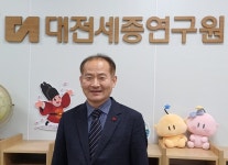 [대전을 움직이는 사람들] 김영진 대전세종연구원장 충청권 메가시티·대전 미래전략 2048 그랜드플랜 완성에 총력을 기울이겠다