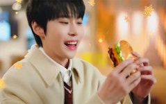 [신재훈의 광고썰전 (168)] NCT 도영이 출연하는 햄버거도 먹고 어려운 이웃도 돕는 일석이조 행운버거 광고
