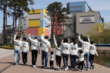 포스코, 저출산 시대에 다둥이 가족 챙겨...경남 의령 10남매 초청해 추억 선물