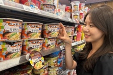 [신상NEWS] 이마트24 ‘레알라면’‧GS25 ‘쿠지라이식 라멘’…입맛 도는 라면 신제품들