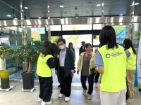 임실동중학교 학생들, 어버이날 맞아 임실군노인종합복지관이 준비한 카네이션 브로치 달아드려