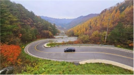 [김찬희의 방방곡곡 이야기 (19)] 꼬불꼬불 정선 단풍 드라이브 여행 ① 정선 소금강 계곡과 문치재 ‘붉은 단풍과 에메랄드빛 계곡의 절경’