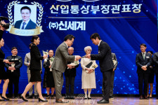 [N2 유통] 신세계百·우아한형제들, ‘유통산업 상생·협력문화 확산’ 산업통상부장관표창 수상