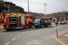 [N2포토] 전북 임실 관촌전통시장 삼거리서 교통사고…낙하 석재 뒤따르던 차량 충돌로 추정, 구조 작업 진행 중