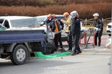 [N2포토] 전북 임실 관촌전통시장 삼거리서 교통사고…낙하 석재 뒤따르던 차량 충돌로 추정, 구조 작업 진행 중