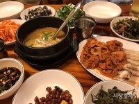 [이성복의 소주 한잔] 나물 비벼 순두부보리밥... 장수촌서 뭘 더 바래?