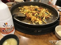 [이성복의 소주한잔] 추가 채소가 식감을 살리리라... 우미닭갈비