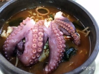 [이성복의 소주 한잔] 그 날 잡은 문어로… 문개항아리 해물라면