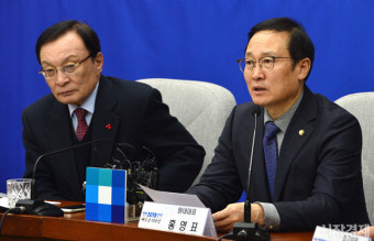 [포토] 확대간부 회의 발언하는 홍영표 더불어민주당 원내대표