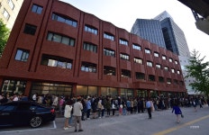 [르포] 블루보틀 1호점 난리… 5시간 기다려 500번째 입장