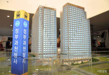 [포토] 힐스테이트 과천 중앙 모델하우스 둘러보는 방문객들