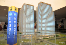 [포토] 힐스테이트 과천 중앙 모델하우스 둘러보는 방문객들