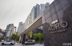[포토] 일반 아파트 최초로 평당 가격 1억 넘은 아크로리버파크