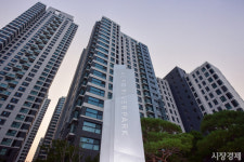 [포토] 일반 아파트 최초로 평당 가격 1억 넘은 아크로리버파크