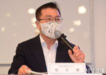 [포토] ESG 심포지엄, 토론 주재하는 전우현 한양대 교수