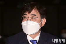 [포토] 오세희 소상공인연합회장 취임식... 경청하는 인태연 자영업비서관