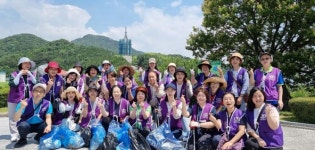 세계평화여성연합, 부산 중앙공원서 환경정화 봉사