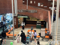 [르포] 곳곳에 예스러움 가득... 광장시장에 들어선 스타벅스