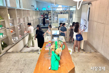 [르포] 내 피부 톤이 19호?... 헤라, 로봇으로 나만의 쿠션 만들기