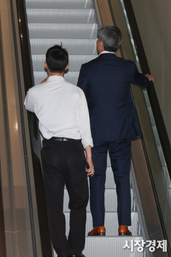 [포토] '김건희 최측근' 이종호 전 블랙펄인베스트 대표, 취재진 피해 특검 출석