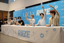 라이즈세종문고 | 유이크, 日 '다이칸야마 츠타야 서점'서 단독 팝업... 모델 라이즈 참석에 인산인해